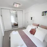 公寓 Homey With A View